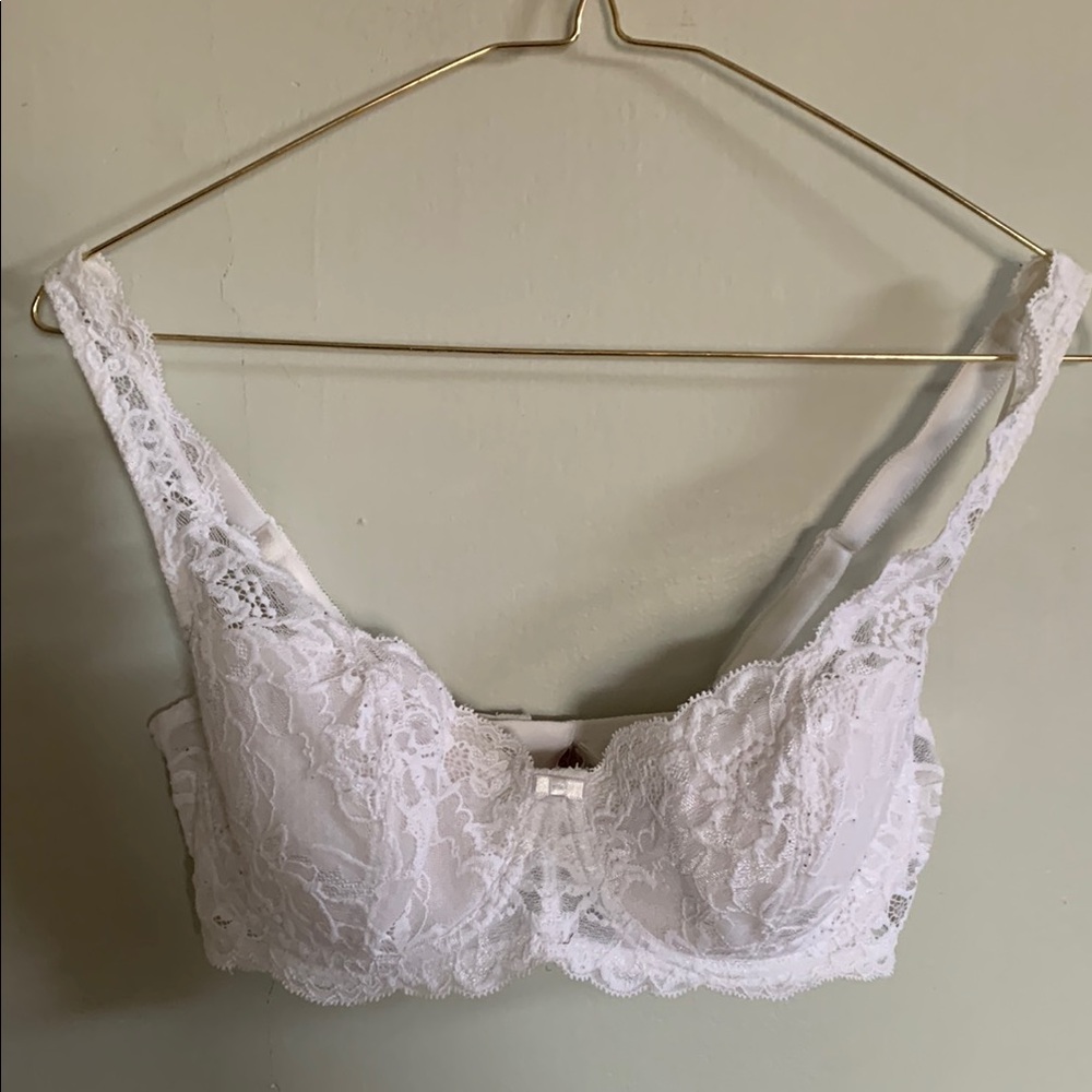 Triumph White Lace Bra with Floral Pattern
